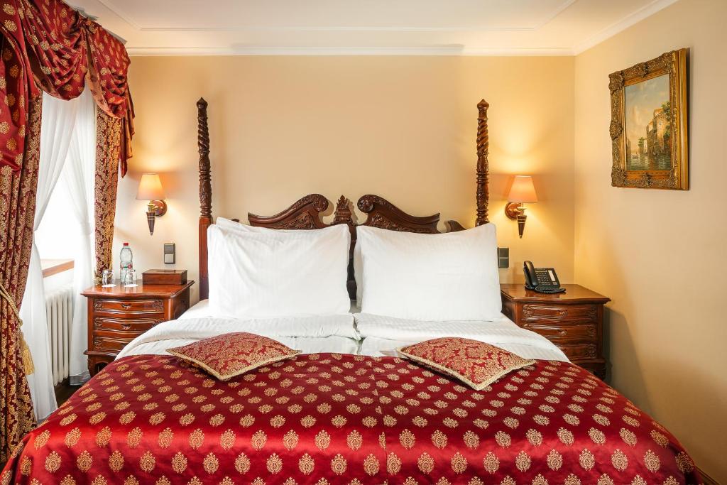 Postel nebo postele na pokoji v ubytování Hotel U Prince Prague by BHG