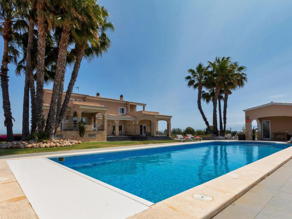 Bazén v ubytování Villa Finca Villa Roig by Interhome nebo v jeho okolí