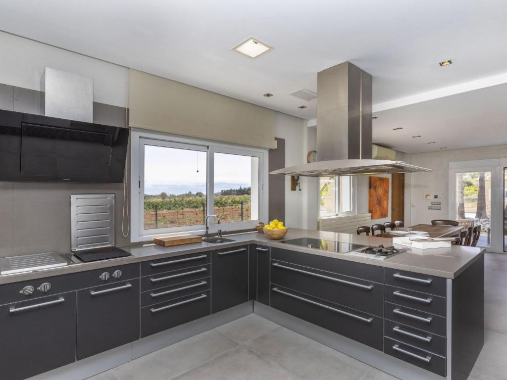Kuchyň nebo kuchyňský kout v ubytování Villa Finca Villa Roig by Interhome