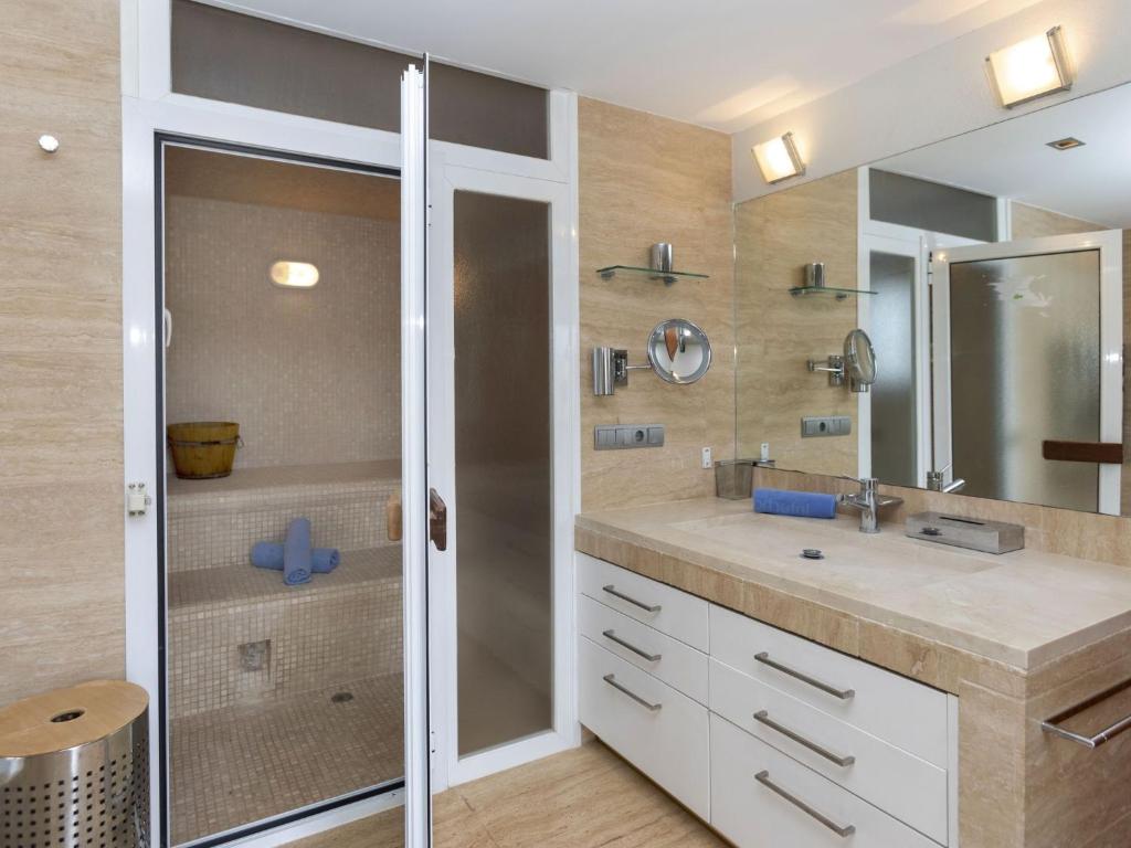 Koupelna v ubytování Villa Finca Villa Roig by Interhome