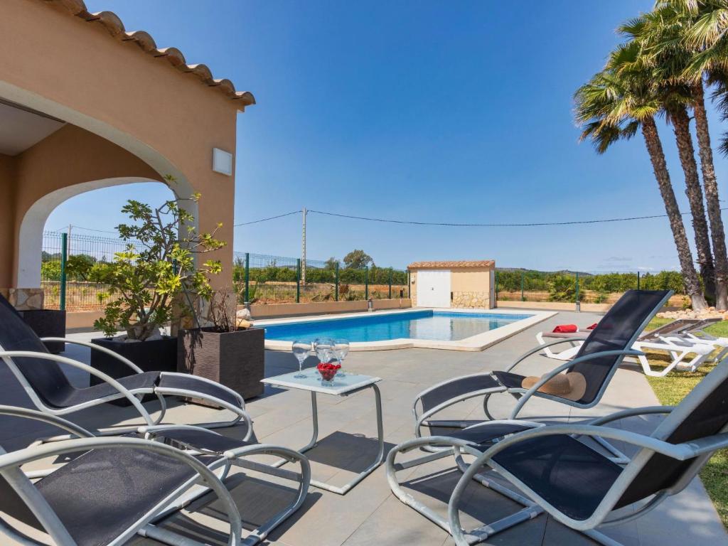 Bazén v ubytování Villa Finca Villa Roig by Interhome nebo v jeho okolí
