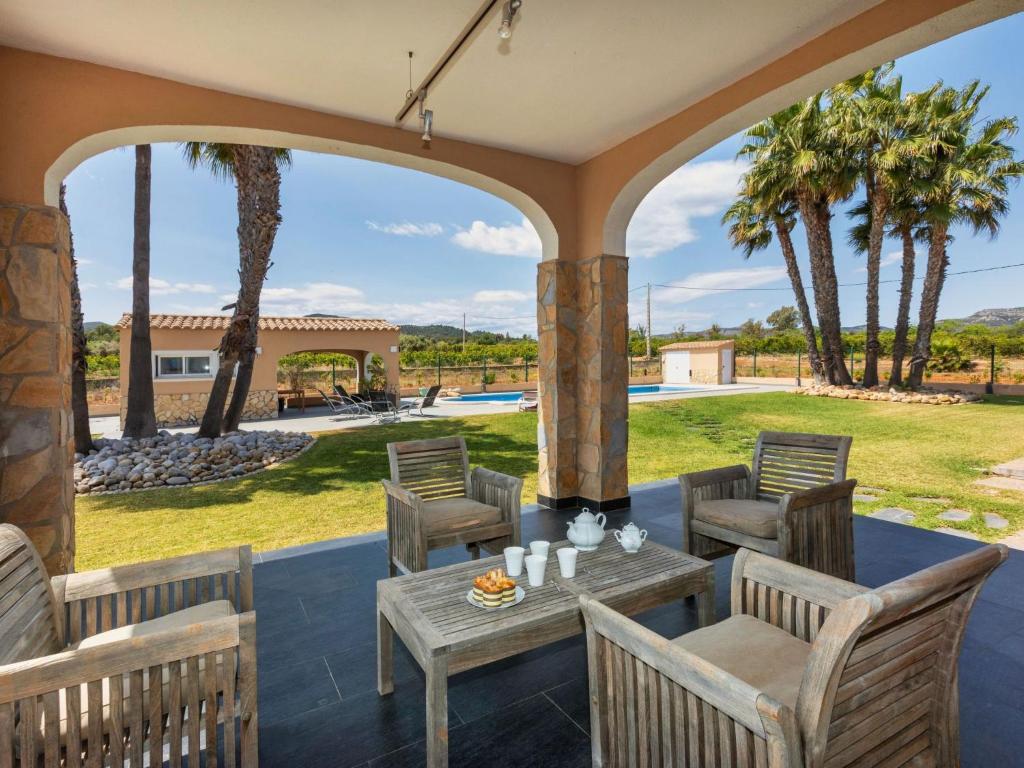 Bazén v ubytování Villa Finca Villa Roig by Interhome nebo v jeho okolí