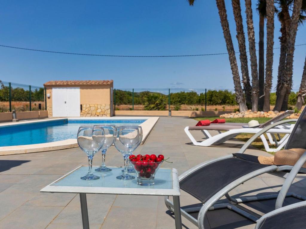 Bazén v ubytování Villa Finca Villa Roig by Interhome nebo v jeho okolí