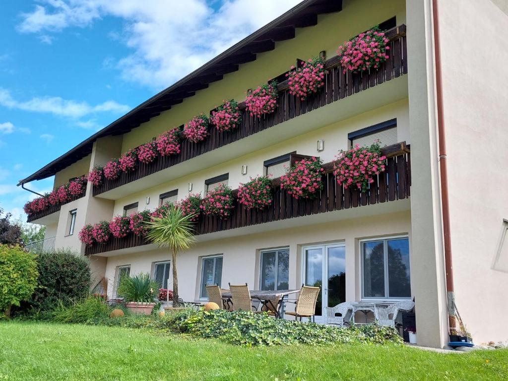 ein Gebäude mit Blumen auf dem Balkon in der Unterkunft Apartment Kornblume by Interhome in Velden am Wörthersee