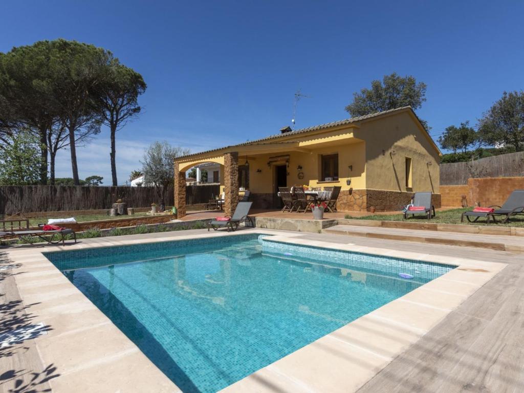 una piscina di fronte a una casa di Holiday Home Ca La Lou by Interhome a Sils