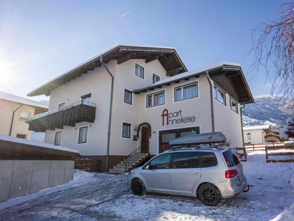 フューゲンにあるHoliday Home Apart Anneliese by Interhomeの立ち入り禁止の建物の前に駐車された車