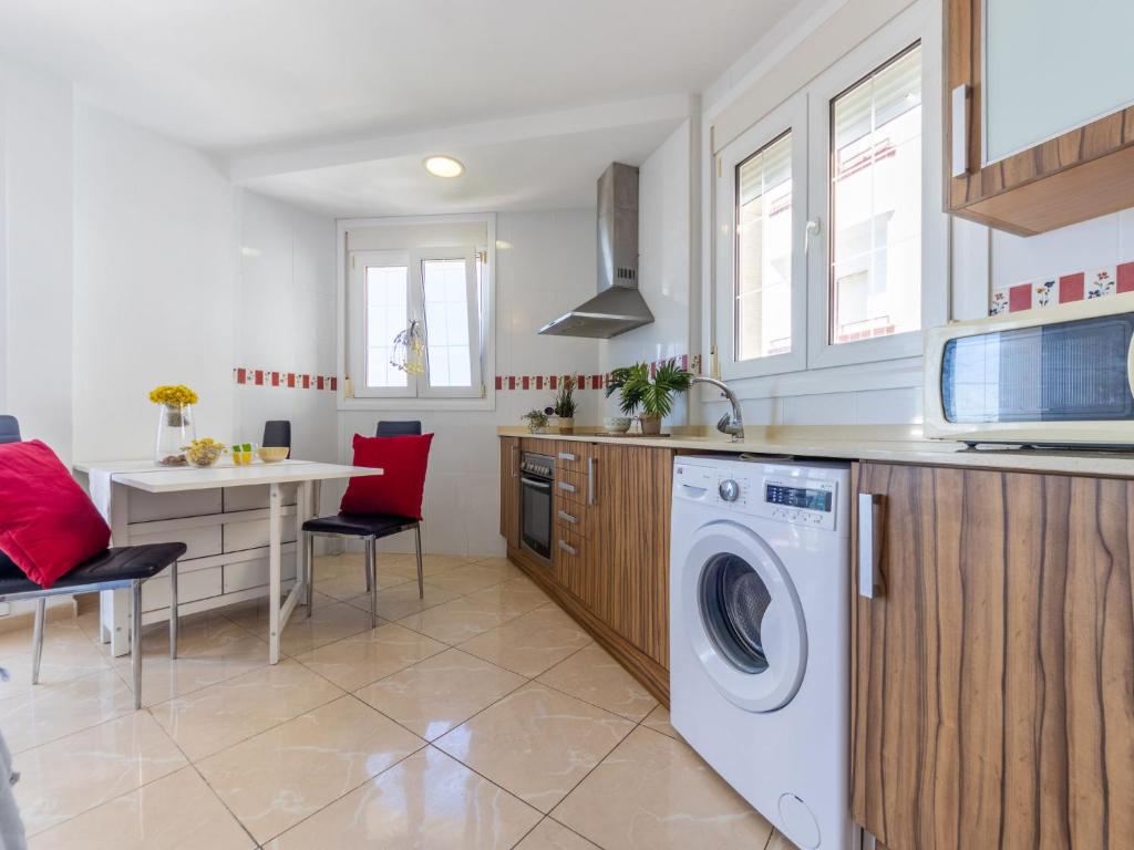 Kuchyňa alebo kuchynka v ubytovaní Apartment Narcis by Interhome