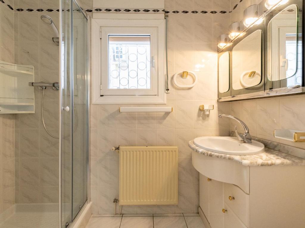 Kúpeľňa v ubytovaní Holiday Home Roanne by Interhome