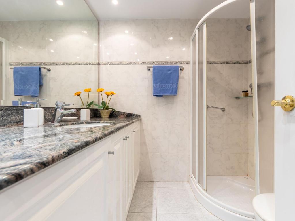 Koupelna v ubytování Studio International-3 by Interhome