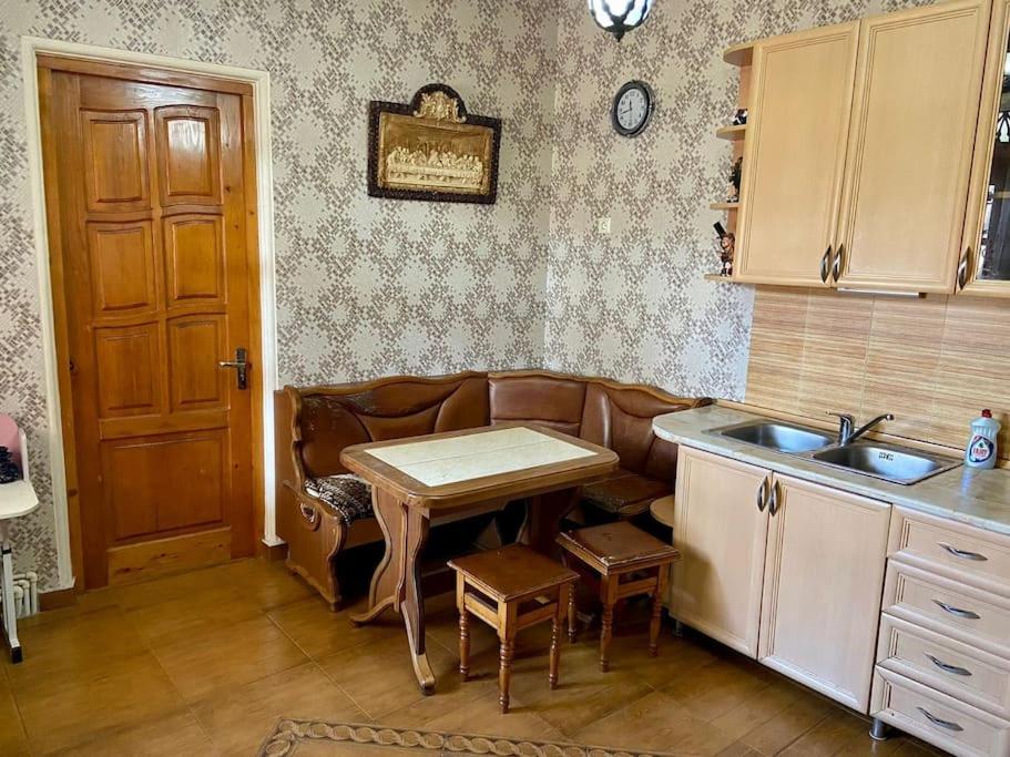 Kuchyň nebo kuchyňský kout v ubytování Уютный дом в старом Тбилиси.