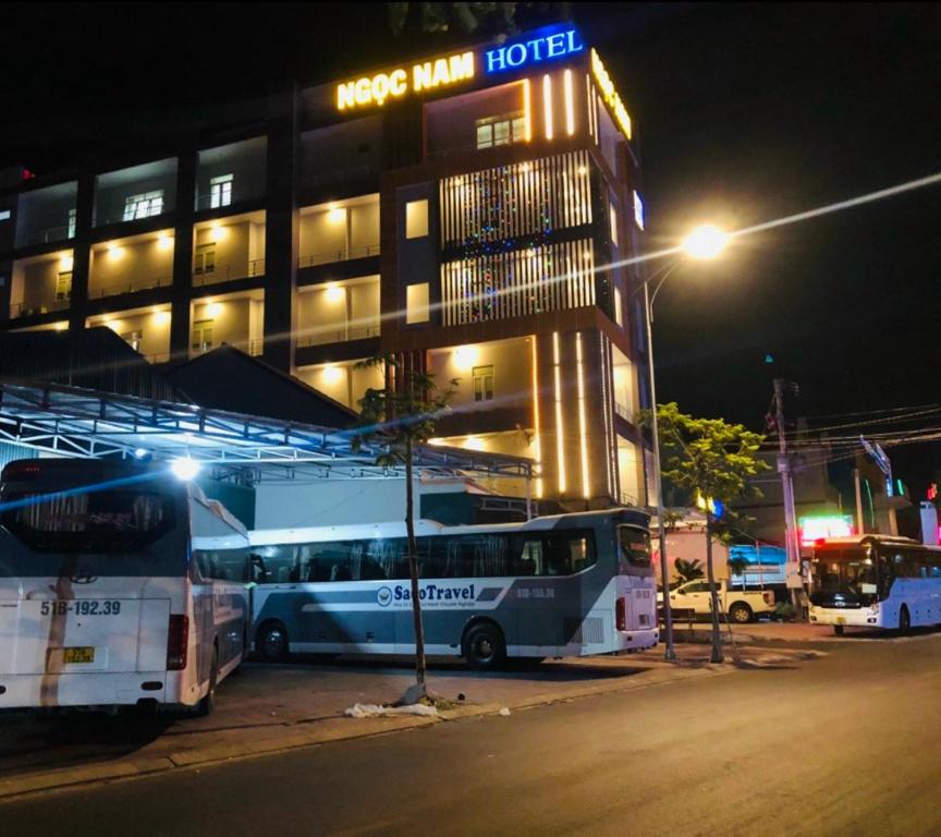 ラジーにあるNgọc Nam Hotelの夜間にホテルの前に停車するバス2台