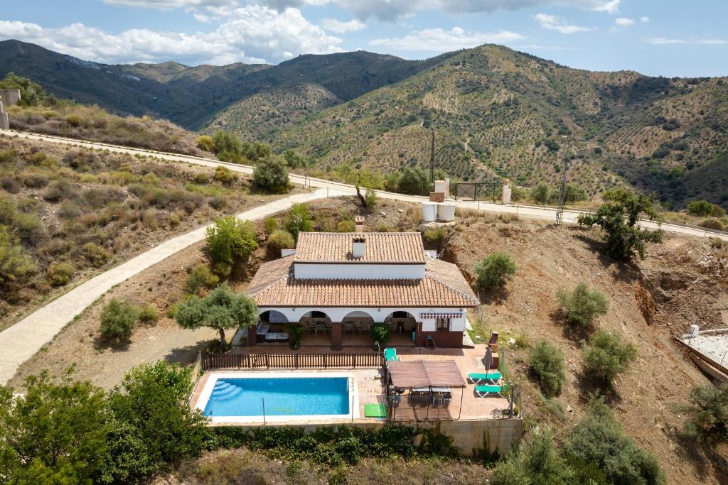 uma vista aérea de uma casa com piscina em Casa Rural Los Hidalgos em Totalán