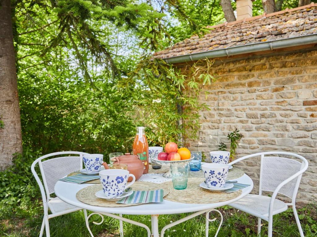 een witte tafel met een fruitschaal erop bij Apartment Le laizon 2 by Interhome in Croissanville