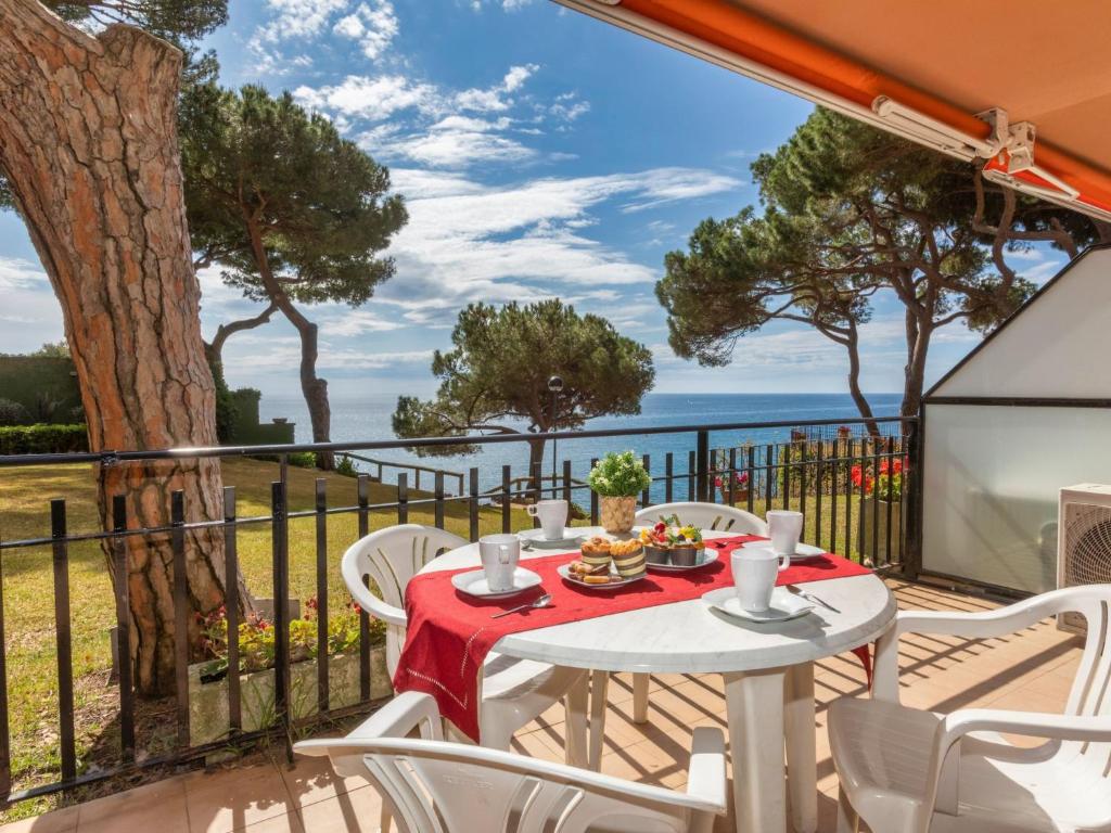 stół i krzesła na balkonie z widokiem na ocean w obiekcie Apartment Cavall Bernat by Interhome w mieście Platja  d'Aro