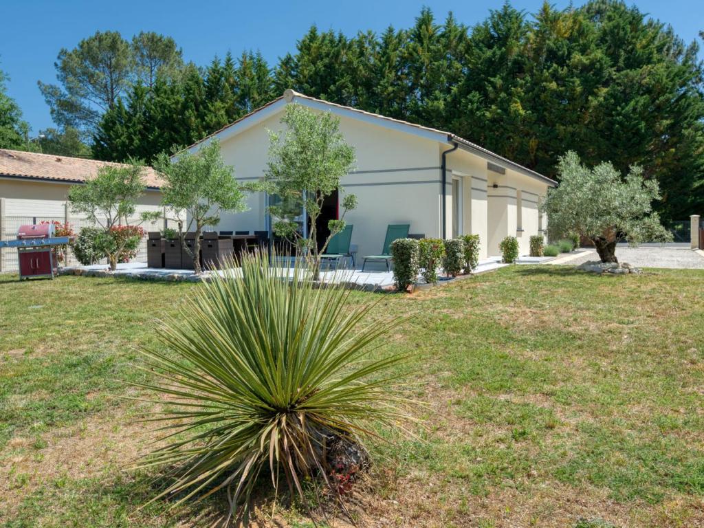 una casa con una palmera en el patio en Holiday Home Plassan by Interhome, en Lesparre-Médoc