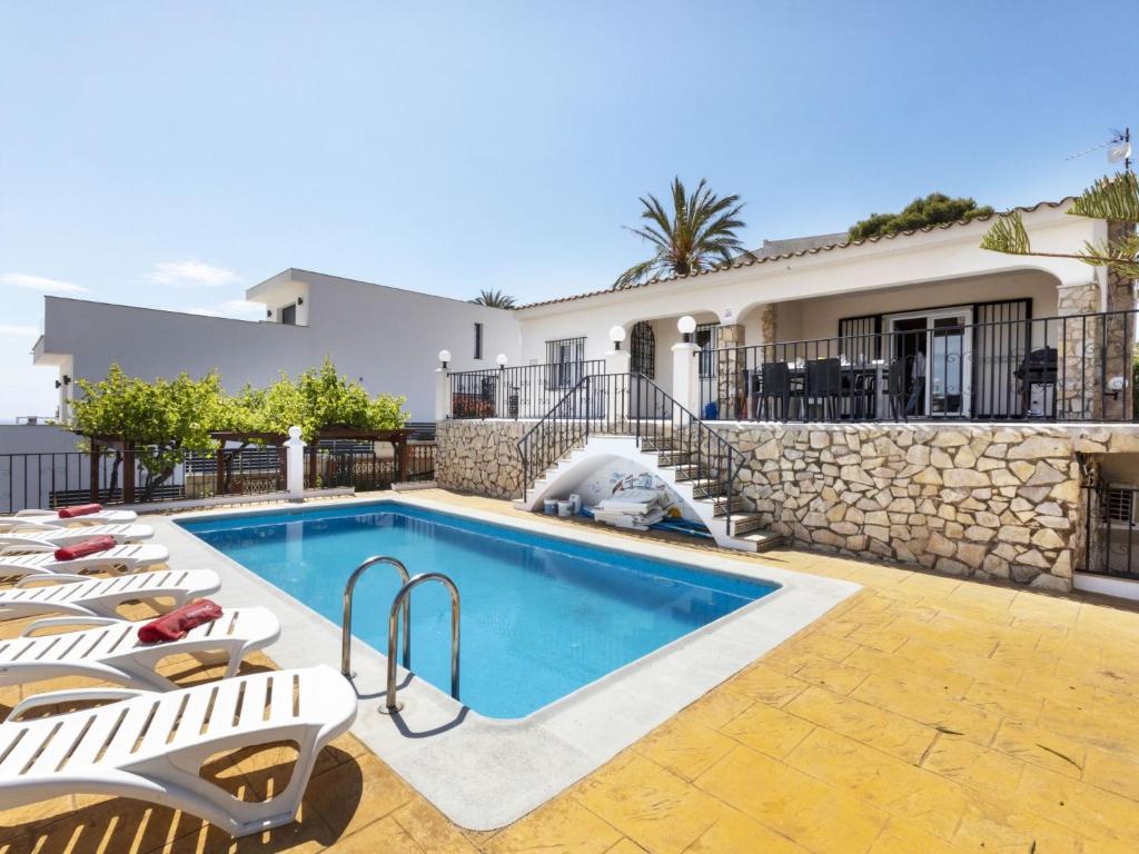 een villa met een zwembad en een huis bij Holiday Home Villa Cuba by Interhome in Peñíscola