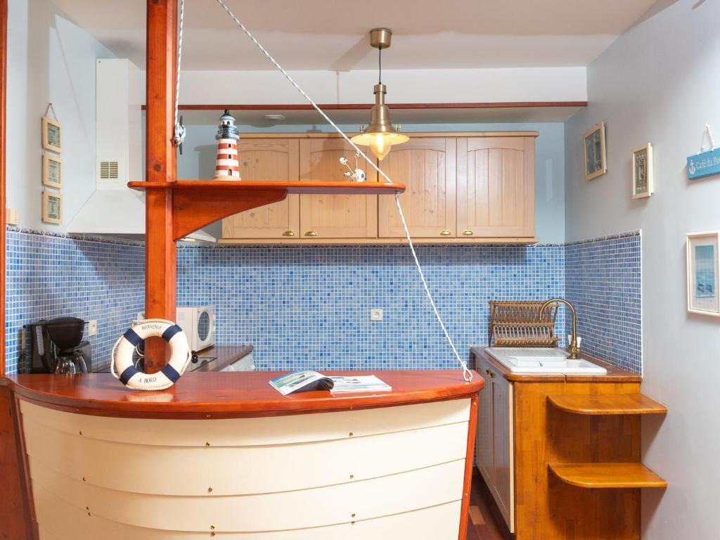 - une cuisine avec un comptoir et un évier dans l'établissement Studio Le voilier by Interhome, à Saint-Malo