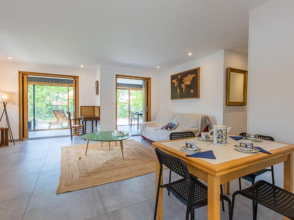 un salon avec une table et un canapé dans l'établissement Holiday Home Lartigau by Interhome, à Capbreton