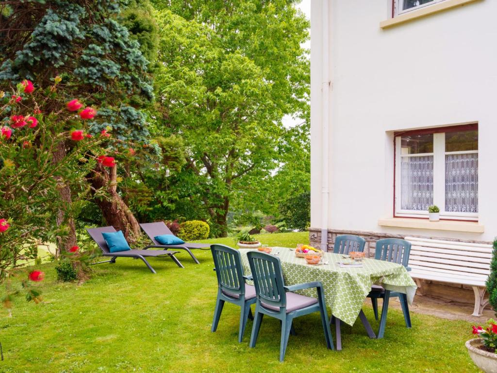 un patio con tavolo e sedie in un cortile di Apartment Lande Gaina by Interhome ad Ahetze