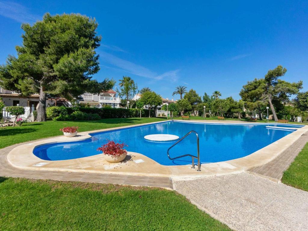 uma piscina num quintal com árvores em Apartment Mediterráneo by Interhome em Puerto Marino