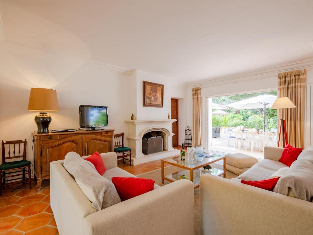 un salon avec deux canapés et une cheminée dans l'établissement Villa Les Petits Louvans by Interhome, à Saint-Aygulf