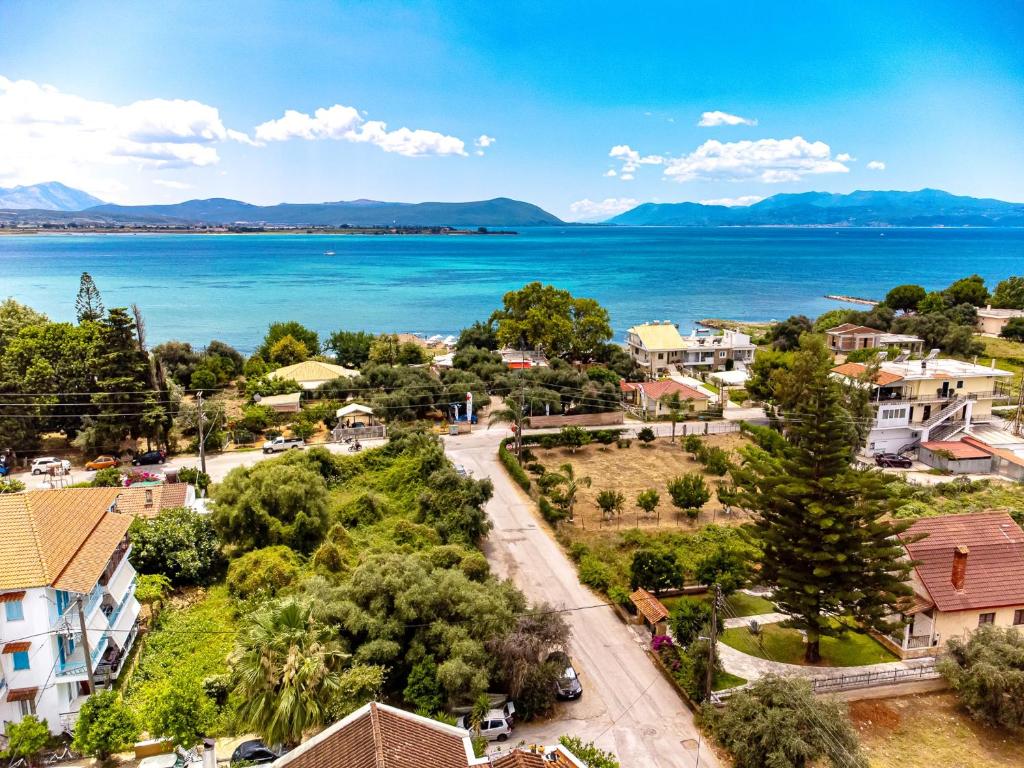 una vista aerea di una città vicino all'acqua di Palmeira Sea & City a Preveza