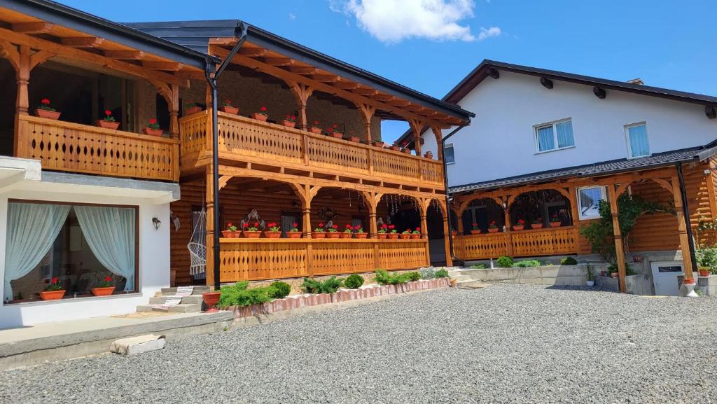 una grande casa in legno con un ampio ponte di Casa Cornelia a Borsa