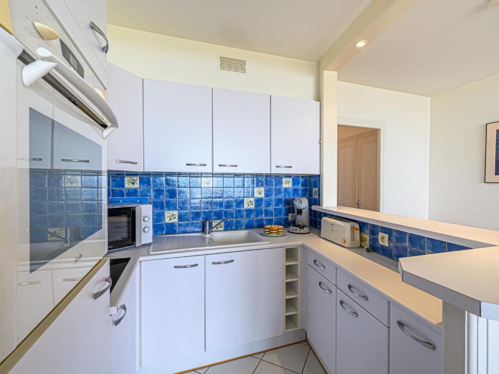 Kuchyň nebo kuchyňský kout v ubytování Studio Les Trois Iles-12 by Interhome