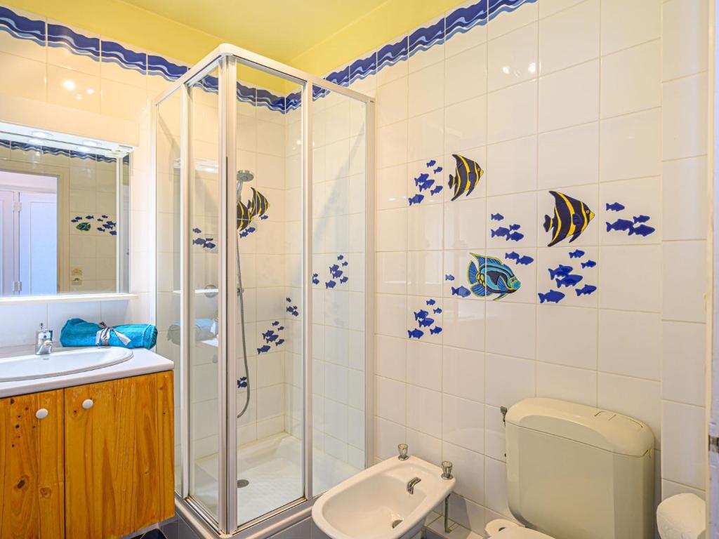 Koupelna v ubytování Studio Les Trois Iles-12 by Interhome