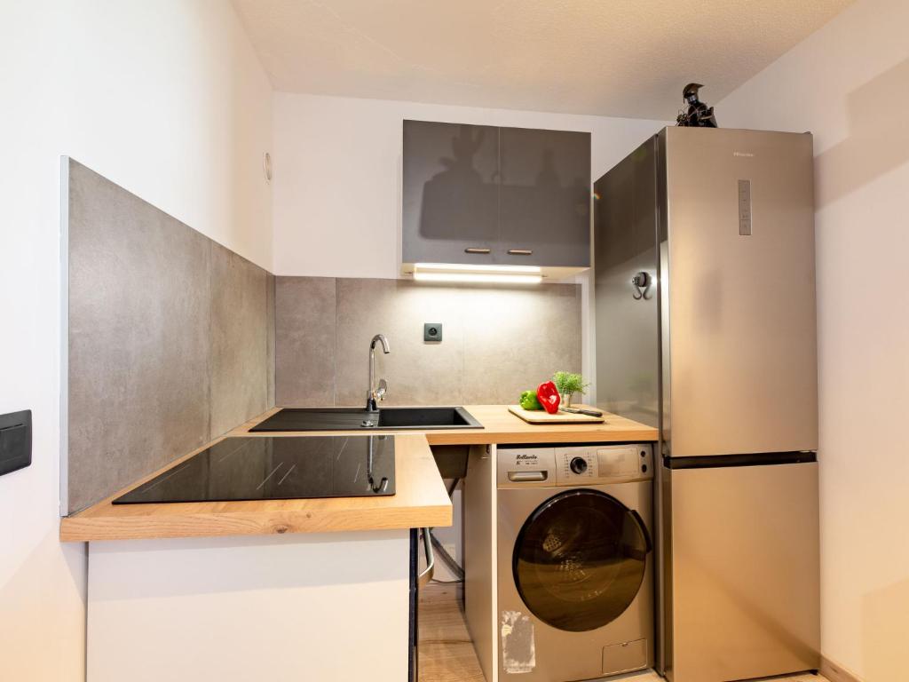 La cuisine est équipée d'un réfrigérateur en acier inoxydable et d'un lave-vaisselle. dans l'établissement Apartment Le Riviera-3 by Interhome, à Saint-Aygulf