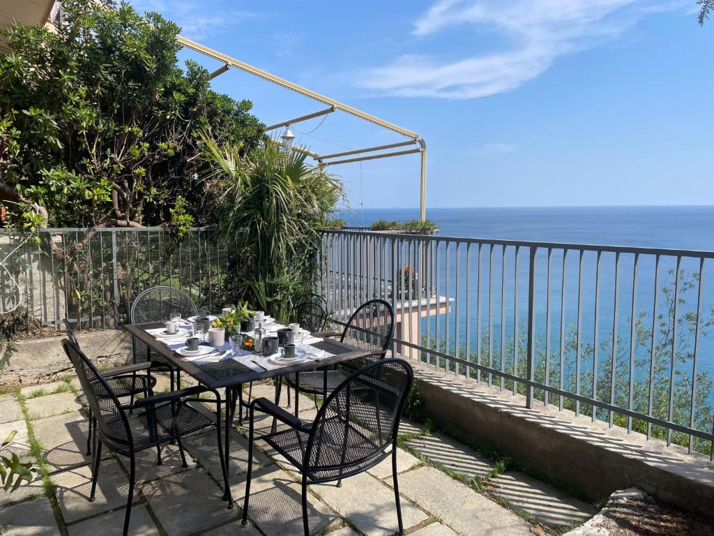 uma mesa e cadeiras numa varanda com vista para o oceano em Apartment Casa dei Gerani by Interhome em Varazze