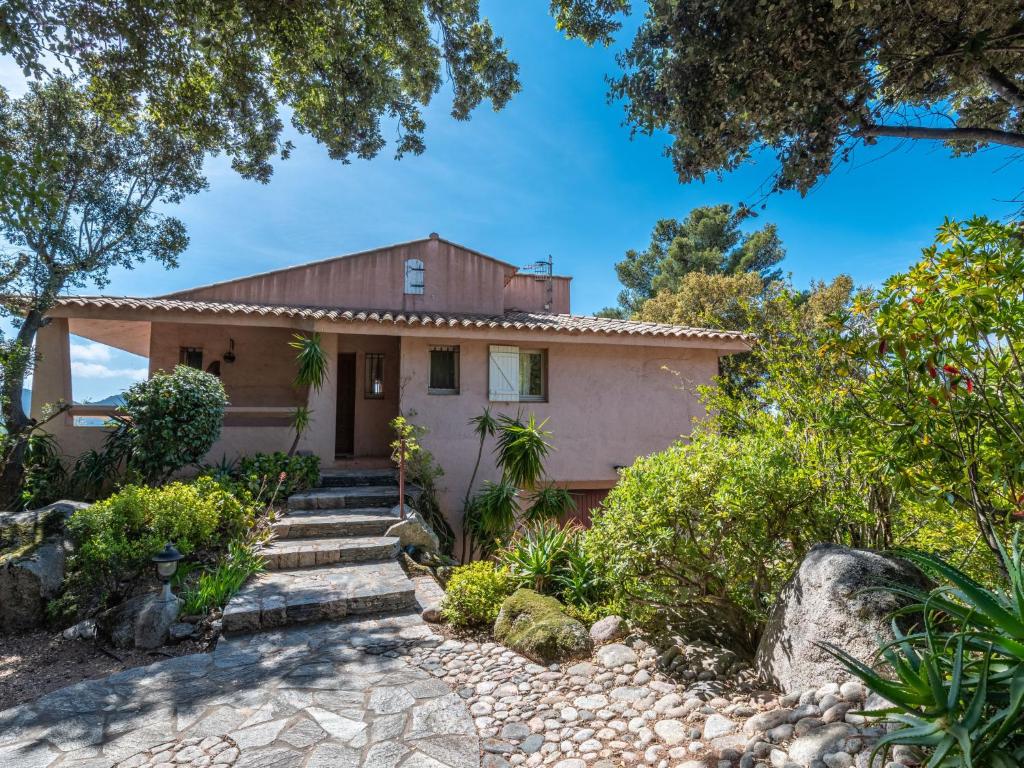 une maison avec une passerelle en pierre devant elle dans l'établissement Holiday Home Villa Di Fiori by Interhome, à Porto-Vecchio