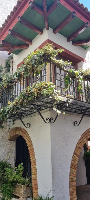 a building with an archway and a balcony with plants at Apart Roc St Gaietà in Tarragona