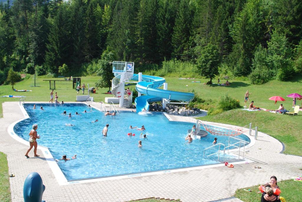 Bazén v ubytování Motel Brunner Apartments & Zimmer nebo v jeho okolí