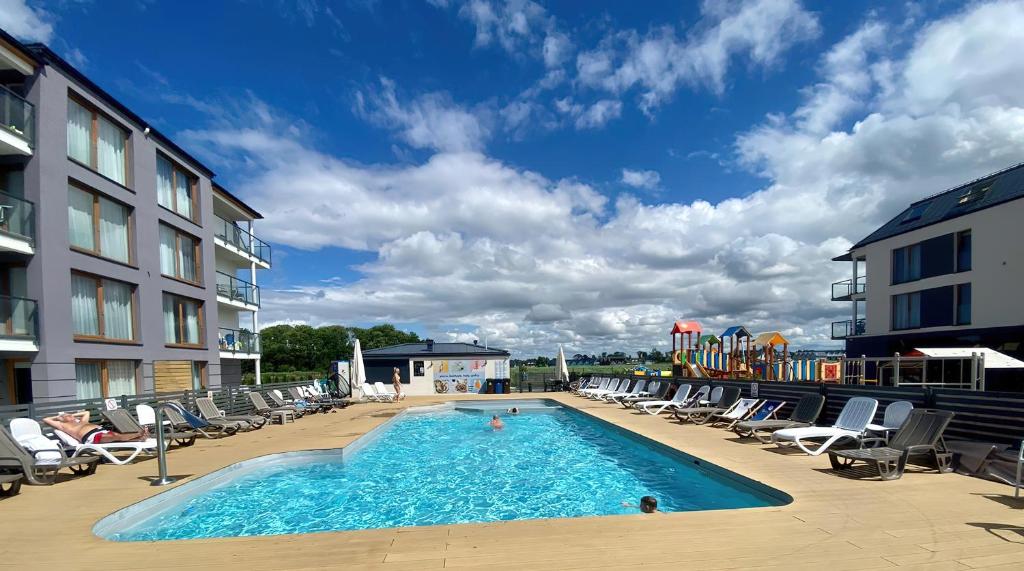 สระว่ายน้ำที่อยู่ใกล้ ๆ หรือใน Modern & Spacious Apartment Baltin Blu by Renters