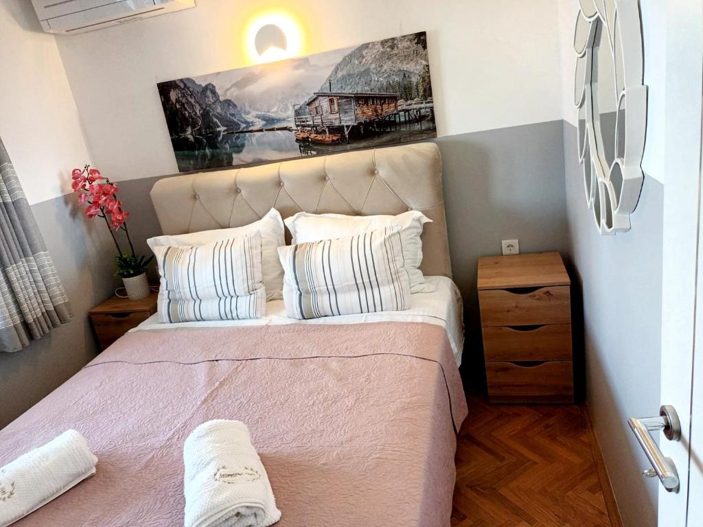 ein Schlafzimmer mit einem Bett und einem Wandgemälde in der Unterkunft Apartment Anton in Baška