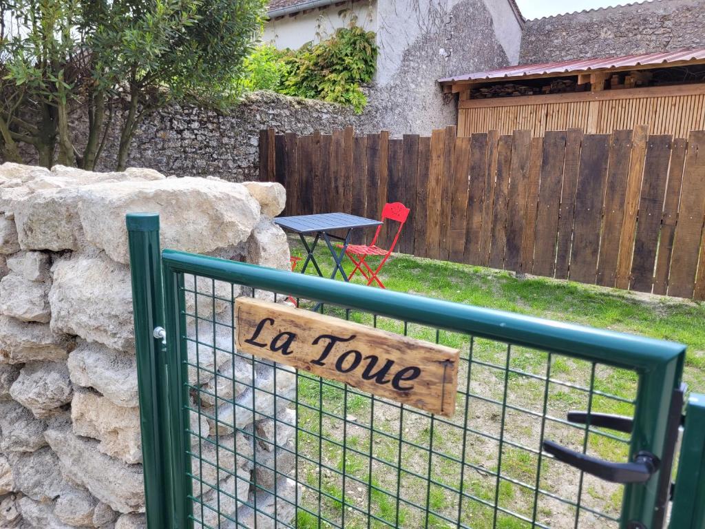um sinal que diz la tune sobre uma cerca em Gîte La Toue em Saint-Dyé-sur-Loire