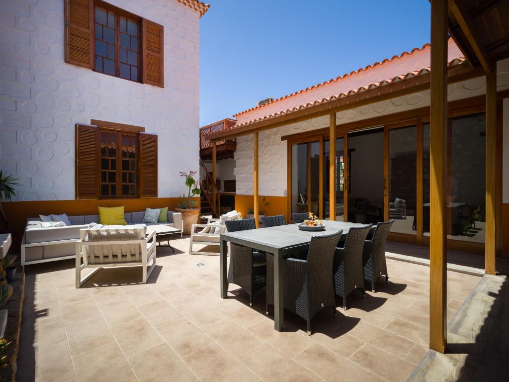 Patio alebo iná vonkajšia časť ubytovania Beautiful beach house in traditional Canarian style