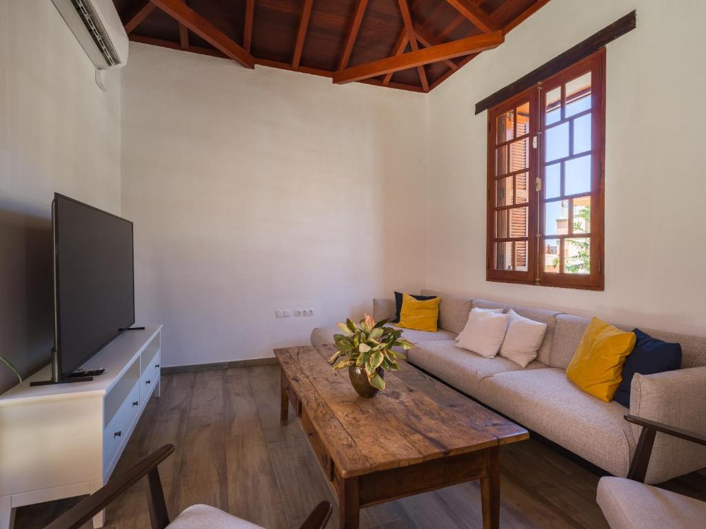 Televízia a/alebo spoločenská miestnosť v ubytovaní Beautiful beach house in traditional Canarian style