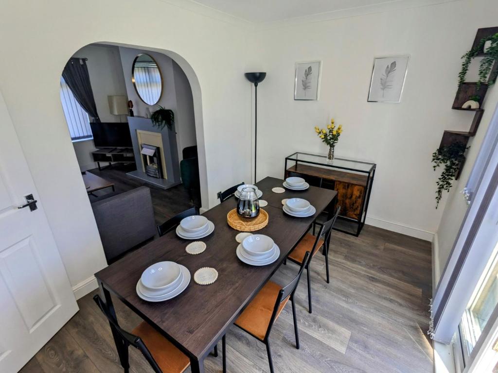 una sala da pranzo con tavolo e sedie di No 51 - Spacious 3 Bed Home - Free Parking - Wi-Fi - Contractors a West Derby