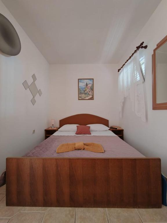 Postel nebo postele na pokoji v ubytování Apartments Turan Centrally Located with Free Parking