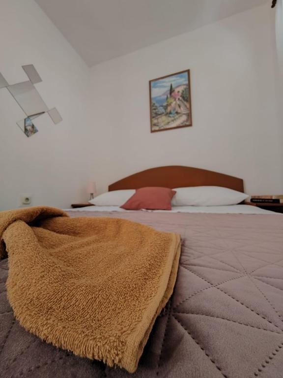 Postel nebo postele na pokoji v ubytování Apartments Turan Centrally Located with Free Parking