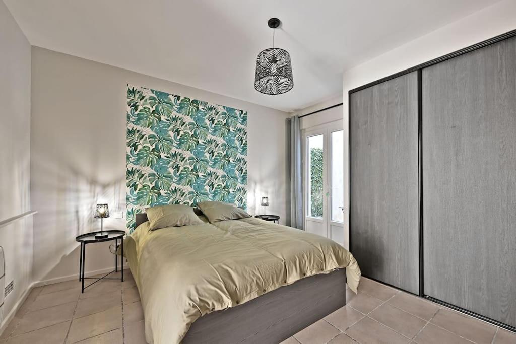 - une chambre avec un grand lit et une grande fenêtre dans l'établissement L'Olivier - 2 terrasses - Clim AC - WIFI - PROCHE THEATRES, à Avignon
