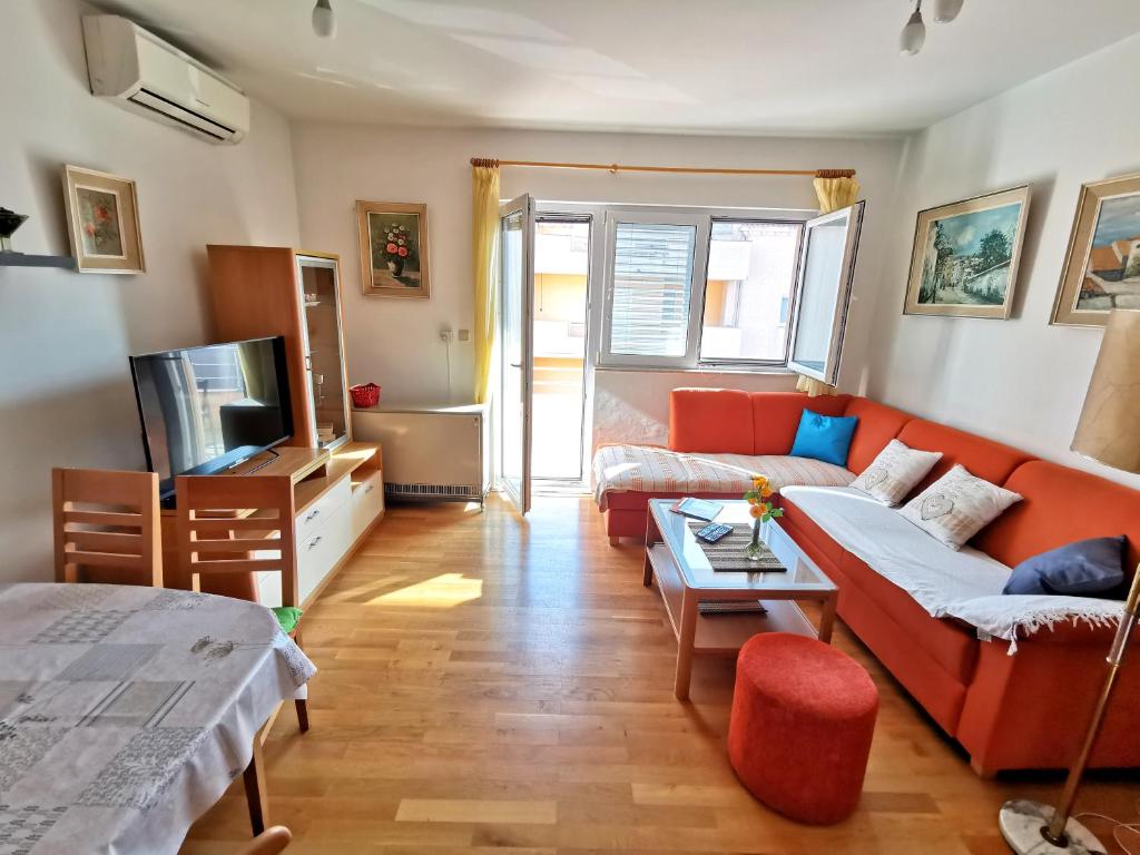 un soggiorno con divano e TV di Apartment Tonka a Mlini