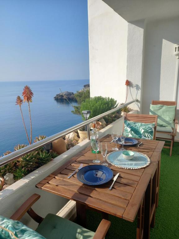 a table on a balcony with a view of the ocean at Appartement Ferrera Park 408 vue mer in Cala Ferrera
