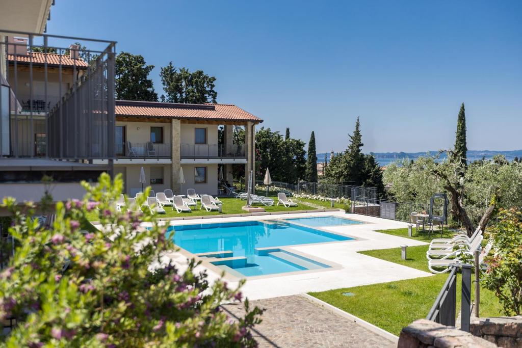 eine Villa mit einem Pool im Hof in der Unterkunft Residence La Corte Danese in Torri del Benaco