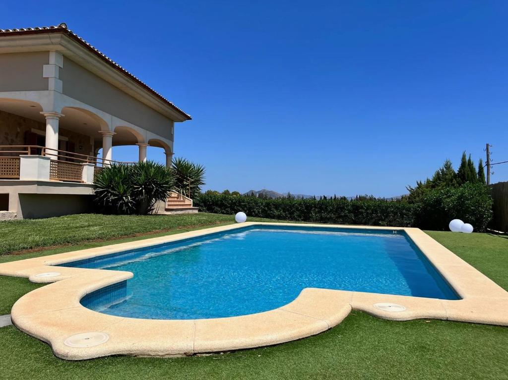 uma piscina em frente a uma casa em Villa Octopus by Bebreeze em Muro