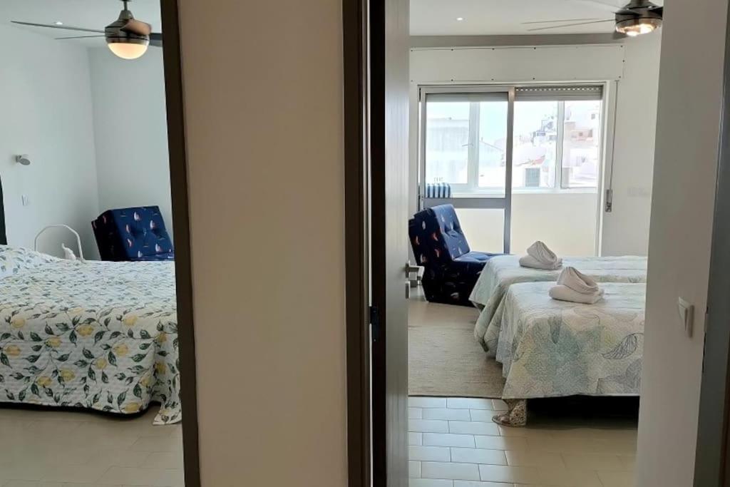 riflessione di una camera con due letti e uno specchio di ROOFTOP EstrelaDoMar NewOpening- 150m to the Beach a Carvoeiro
