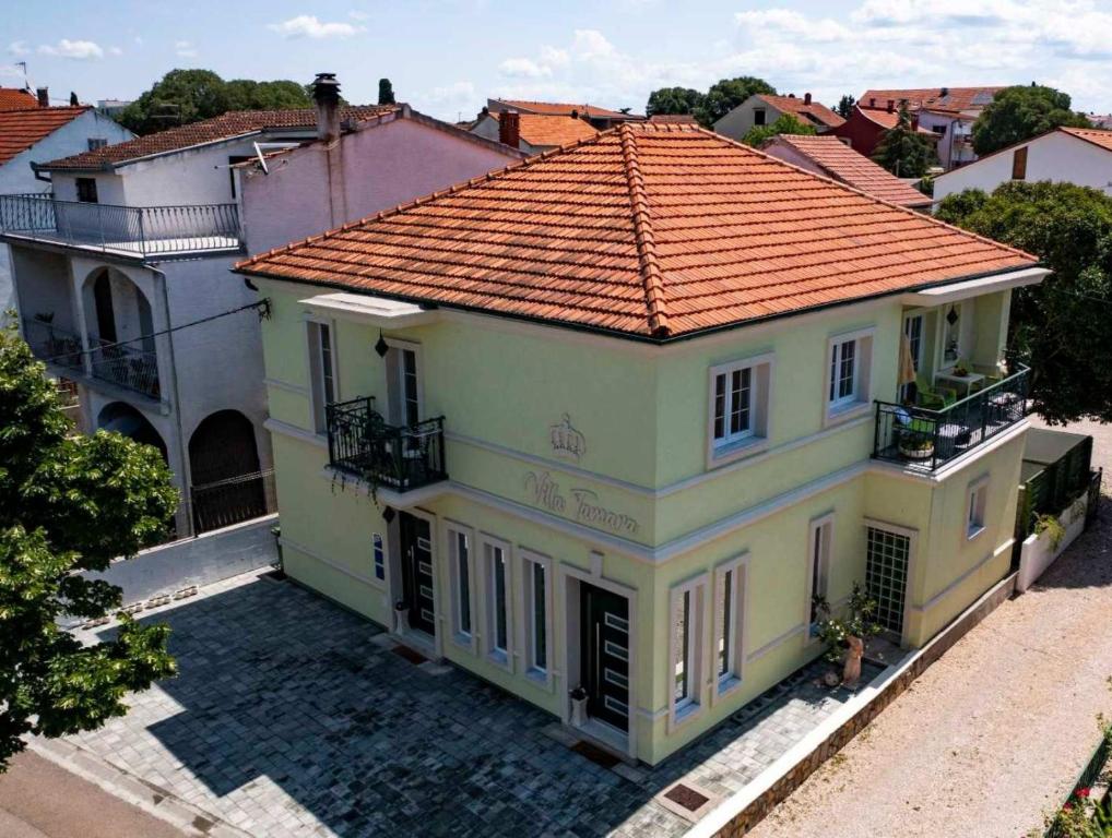 eine Aussicht auf ein Haus mit orangefarbenem Dach in der Unterkunft Villa Tamara in Biograd na Moru