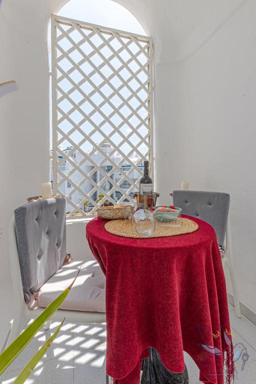 Posezení v ubytování Apartment in Puerto Marina with beautiful views of the Sea and the Boats